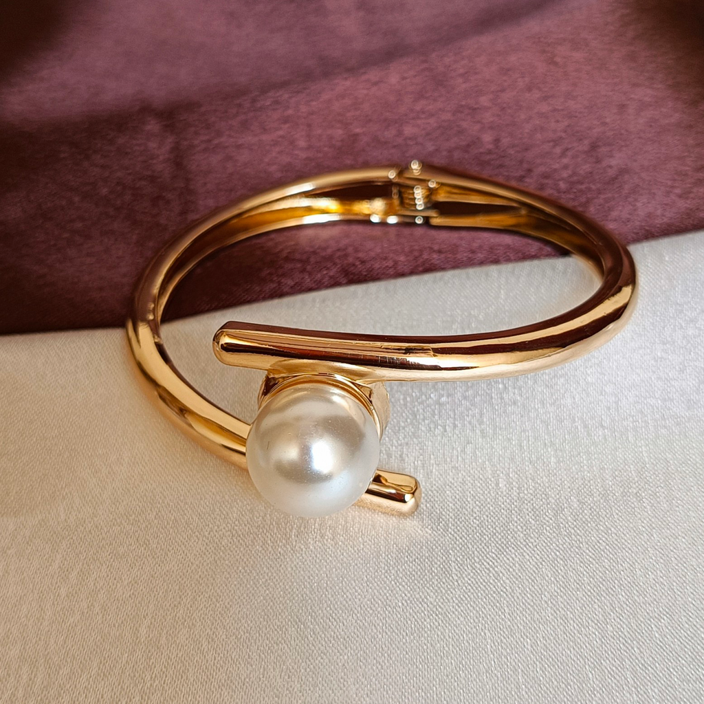 JJ Gold-Plated Single Pearl Cuff Modern Elegance Design