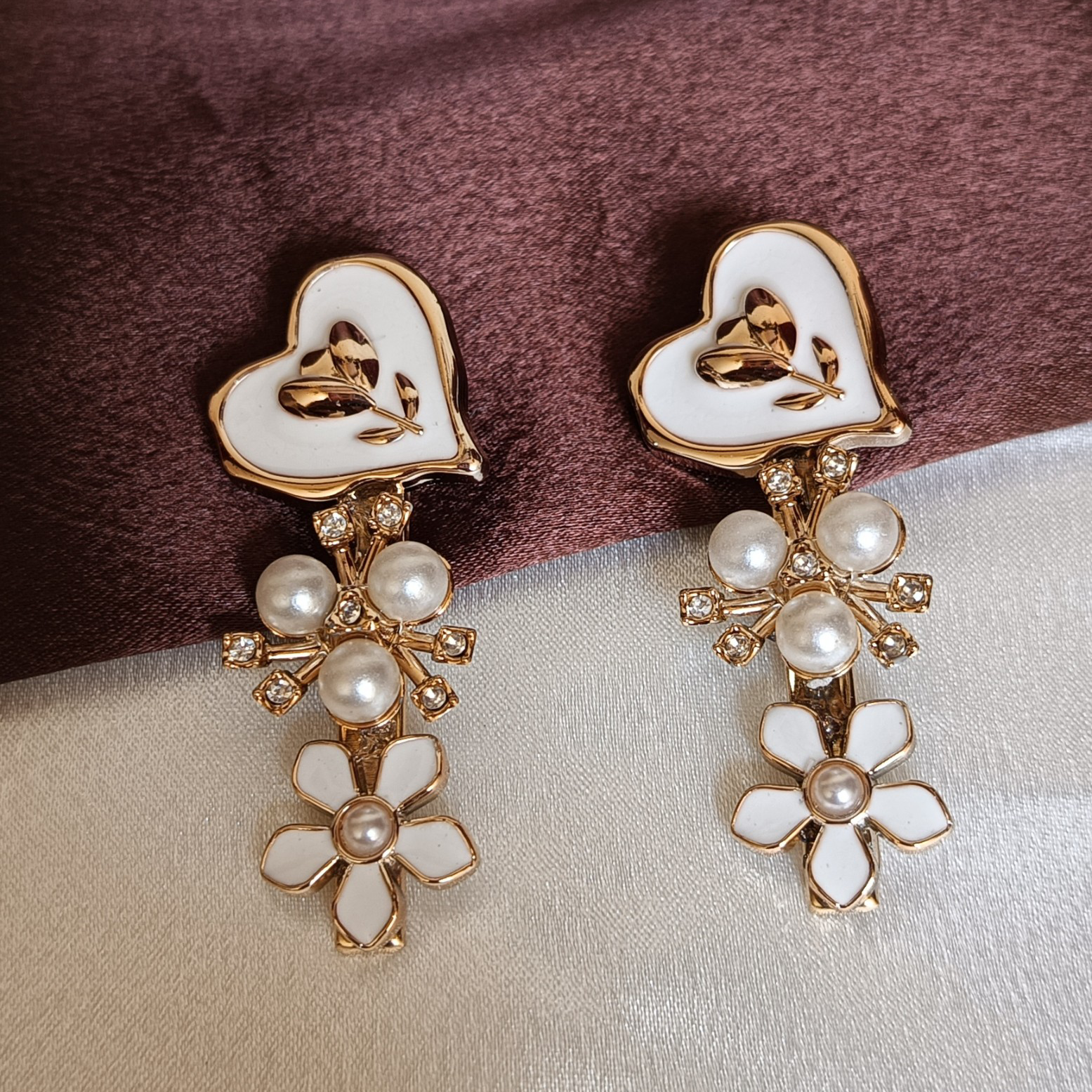 JJ White & Gold Statement Hair Clip – Heart & Pearl Floral Design