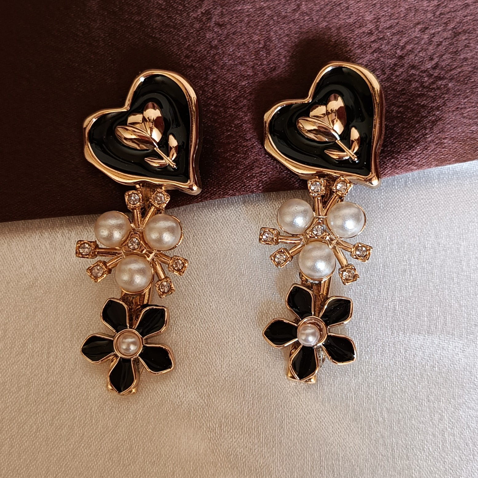 JJ White & Gold Statement Hair Clip – Heart & Pearl Floral Design