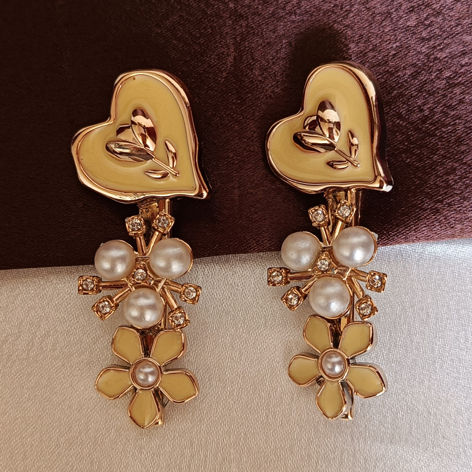 JJ White & Gold Statement Hair Clip – Heart & Pearl Floral Design