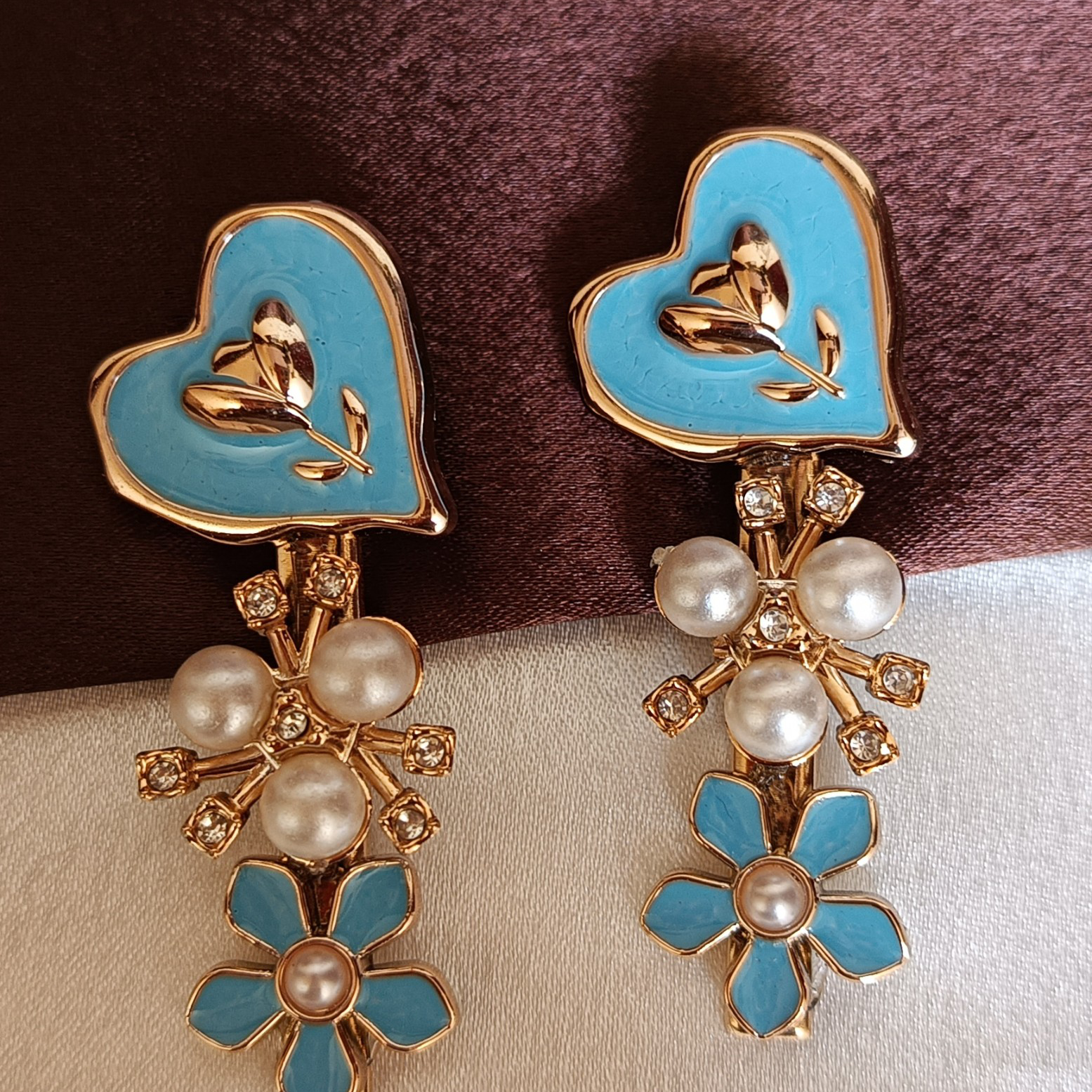 JJ White & Gold Statement Hair Clip – Heart & Pearl Floral Design