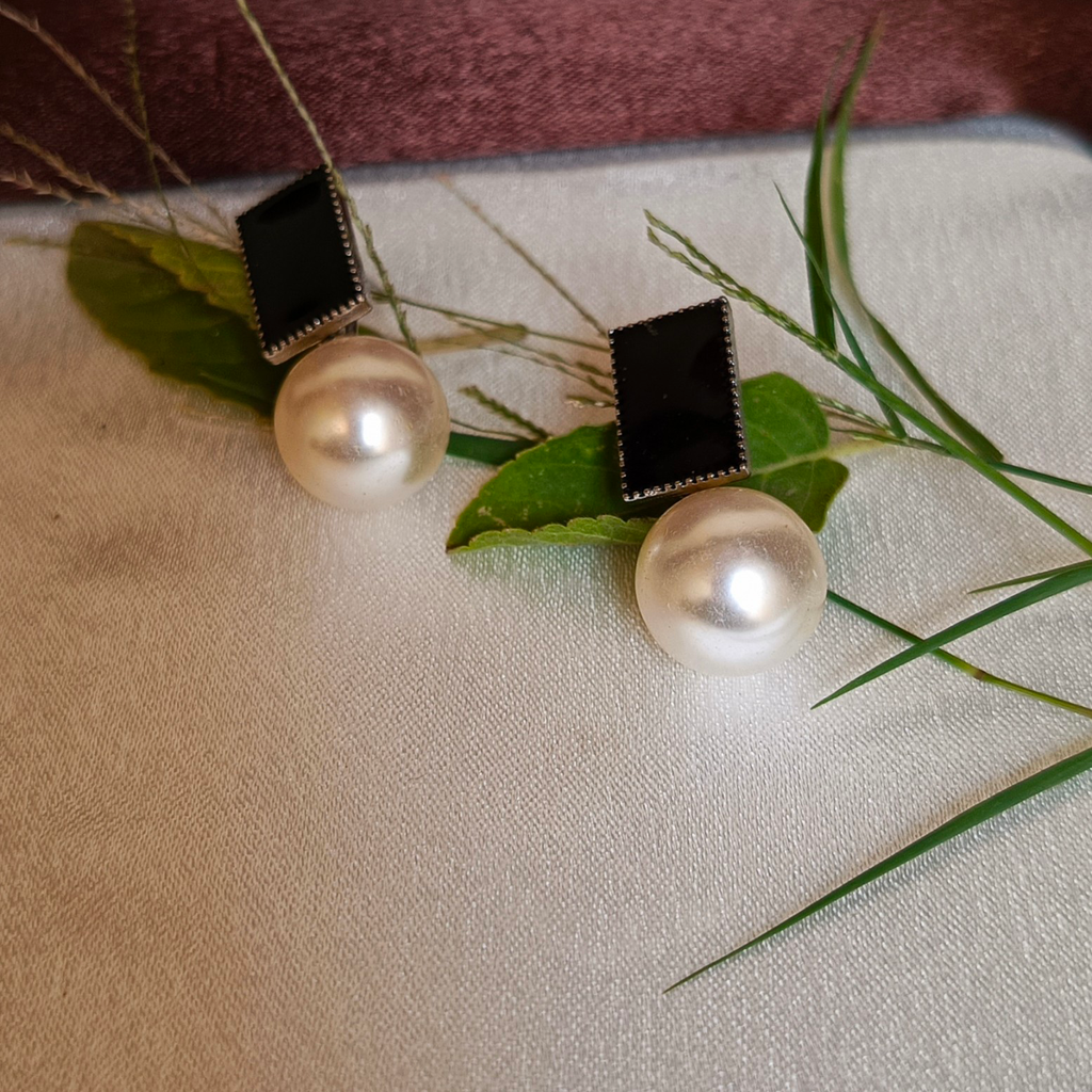 JJ Black & Pearl Stud Earrings – Minimal Chic Design