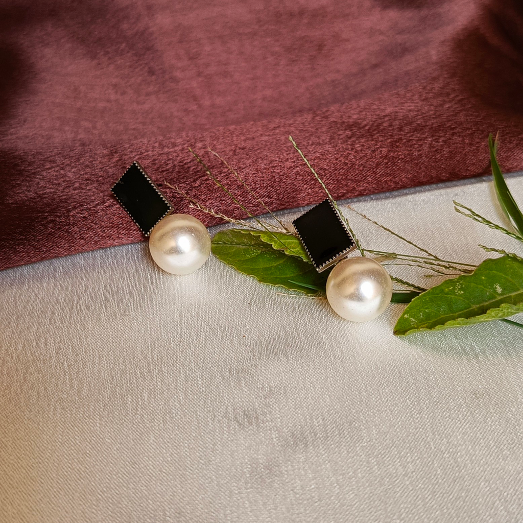 JJ Black & Pearl Stud Earrings – Minimal Chic Design