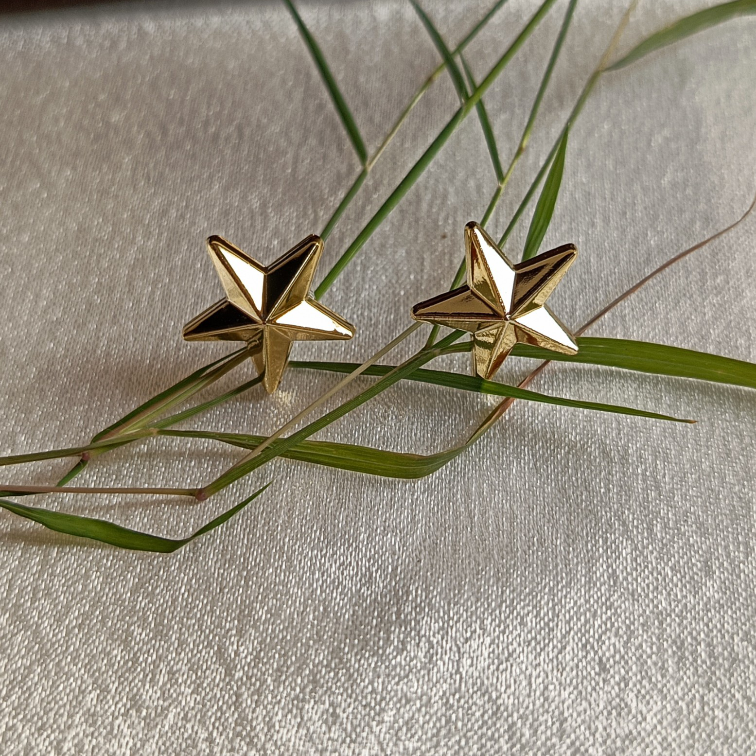 JJ Gold Star Stud Earrings – Modern Statement Design