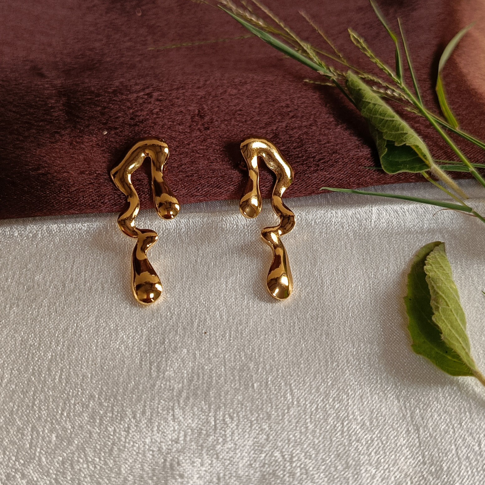 JJ Gold Abstract Drop Earrings – Modern Art-Inspired Design