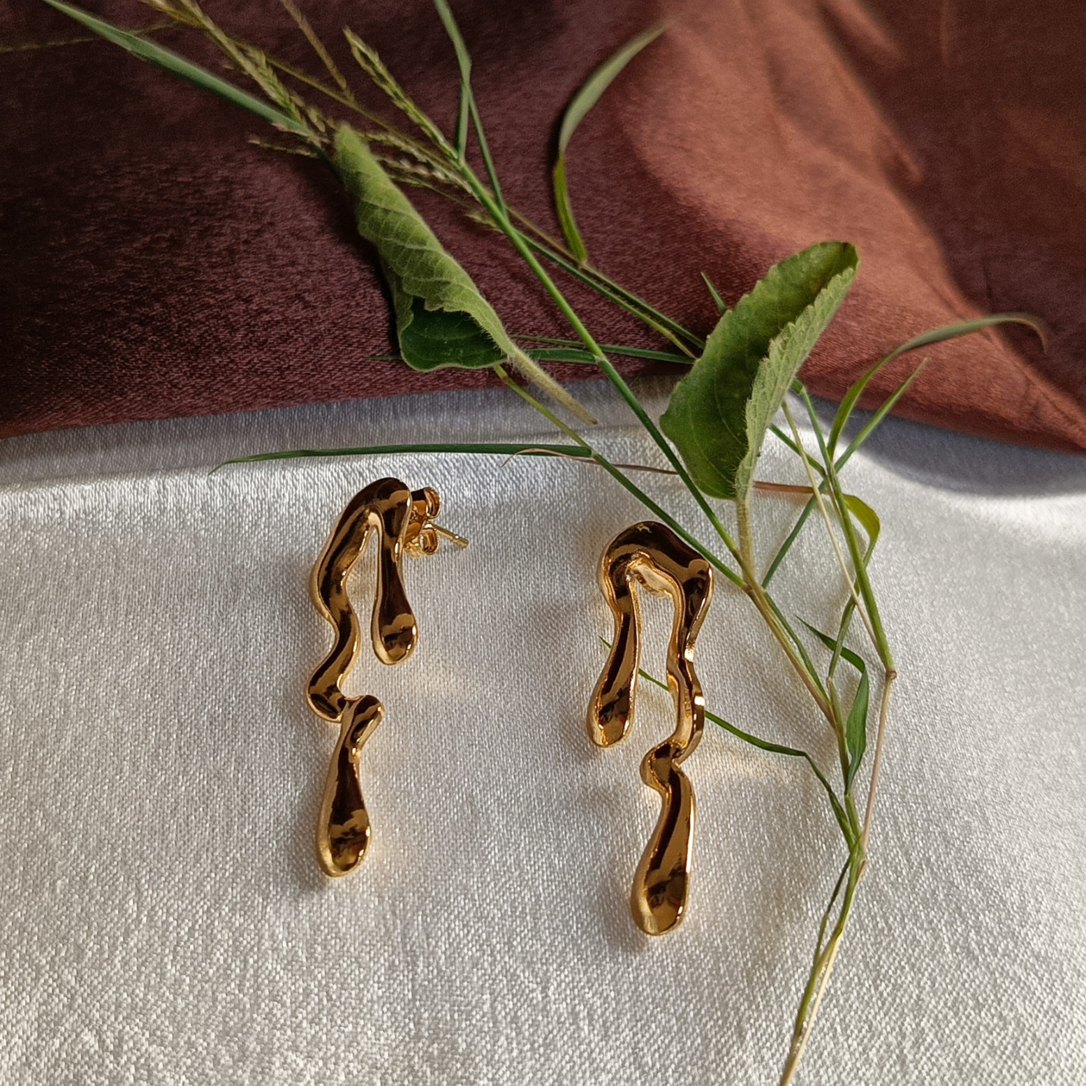 JJ Gold Abstract Drop Earrings – Modern Art-Inspired Design