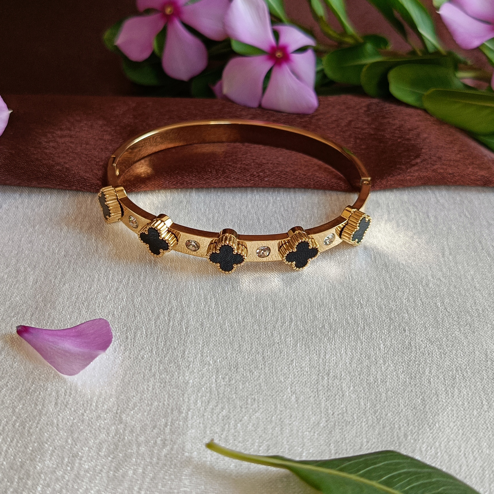 JJ Gold-Plated Black Clover Bangle Elegant Charm Design