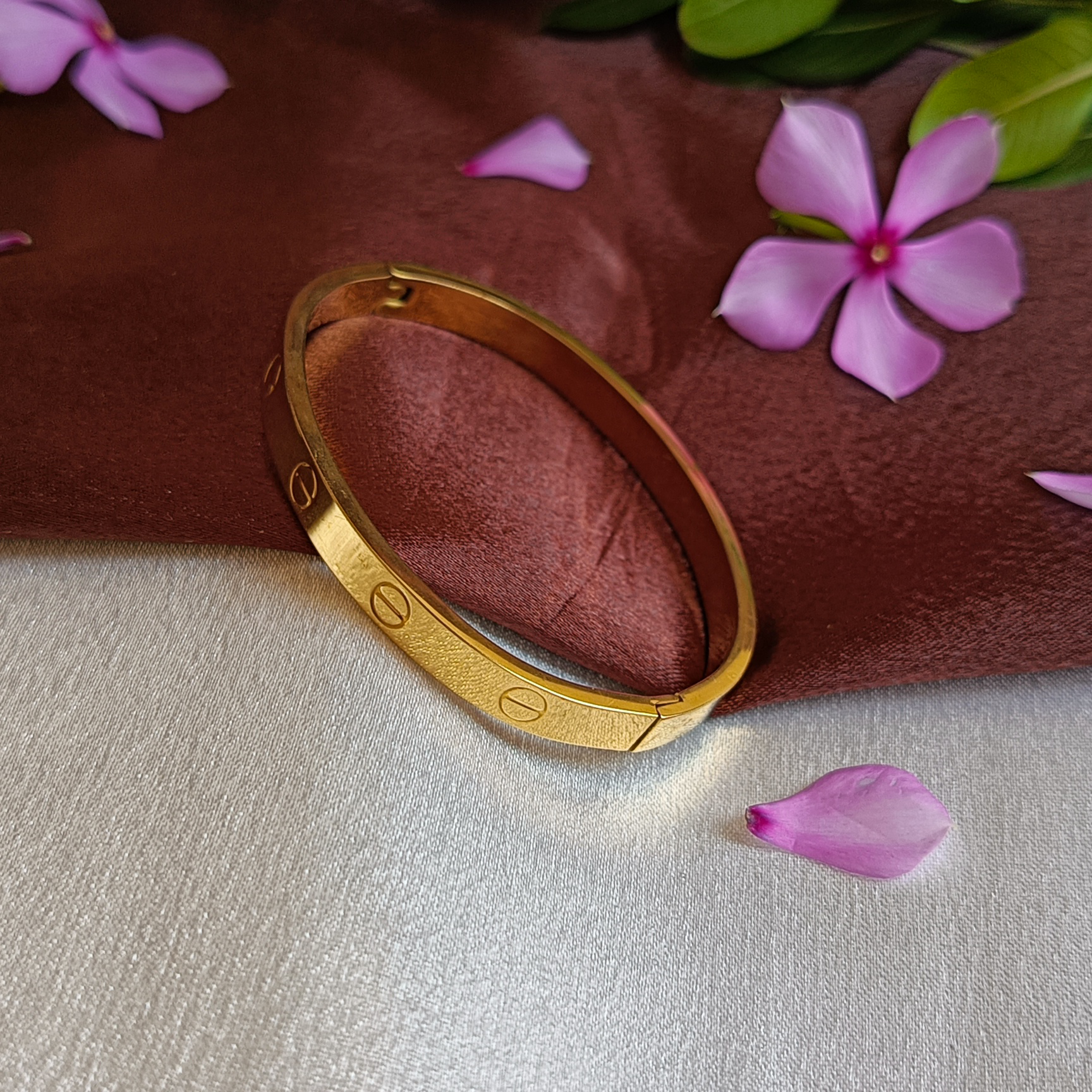 JJ Gold-Plated Screw Motif Bangle Classic Minimal Design