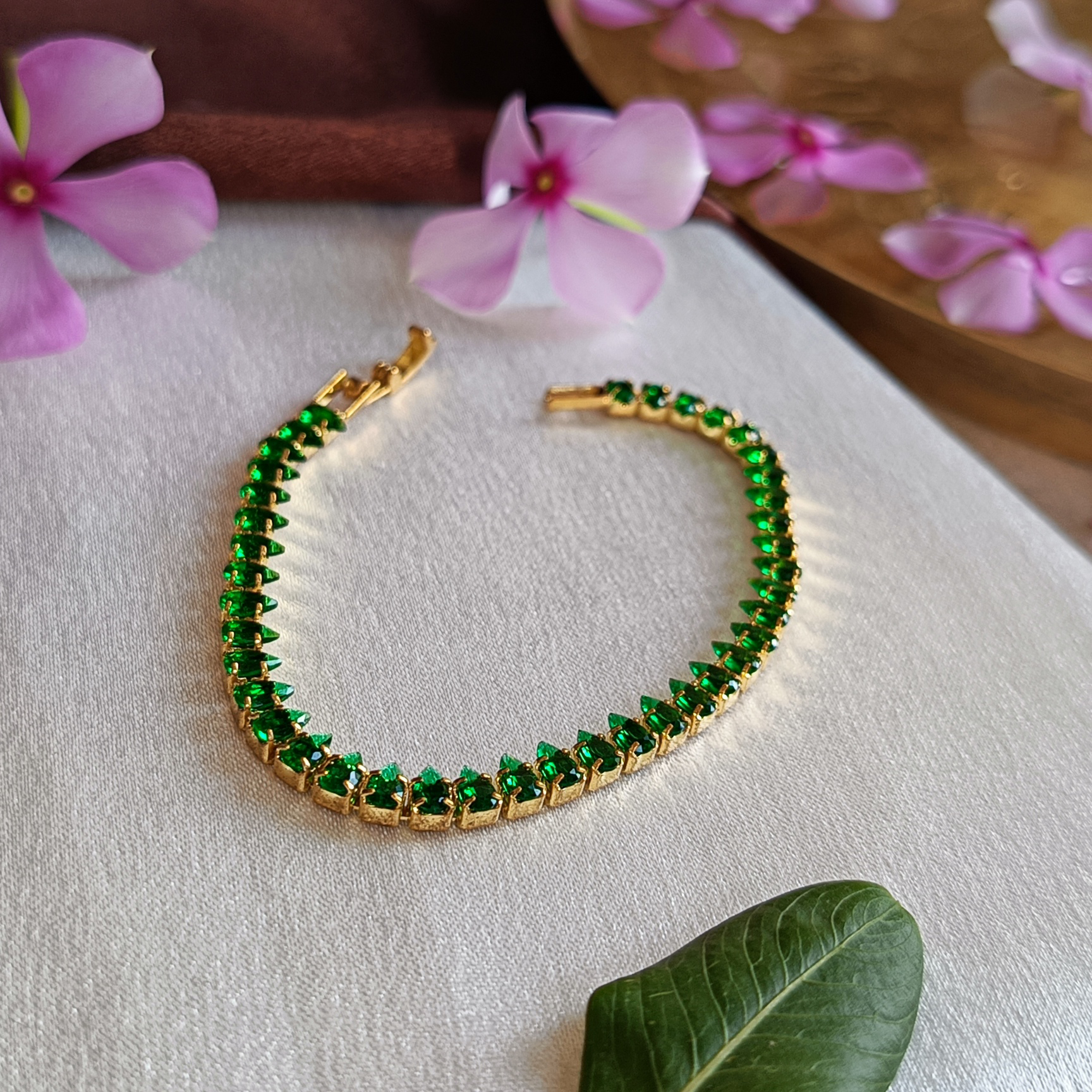 JJ Emerald Green Tennis Bracelet – Classic Luxe Design