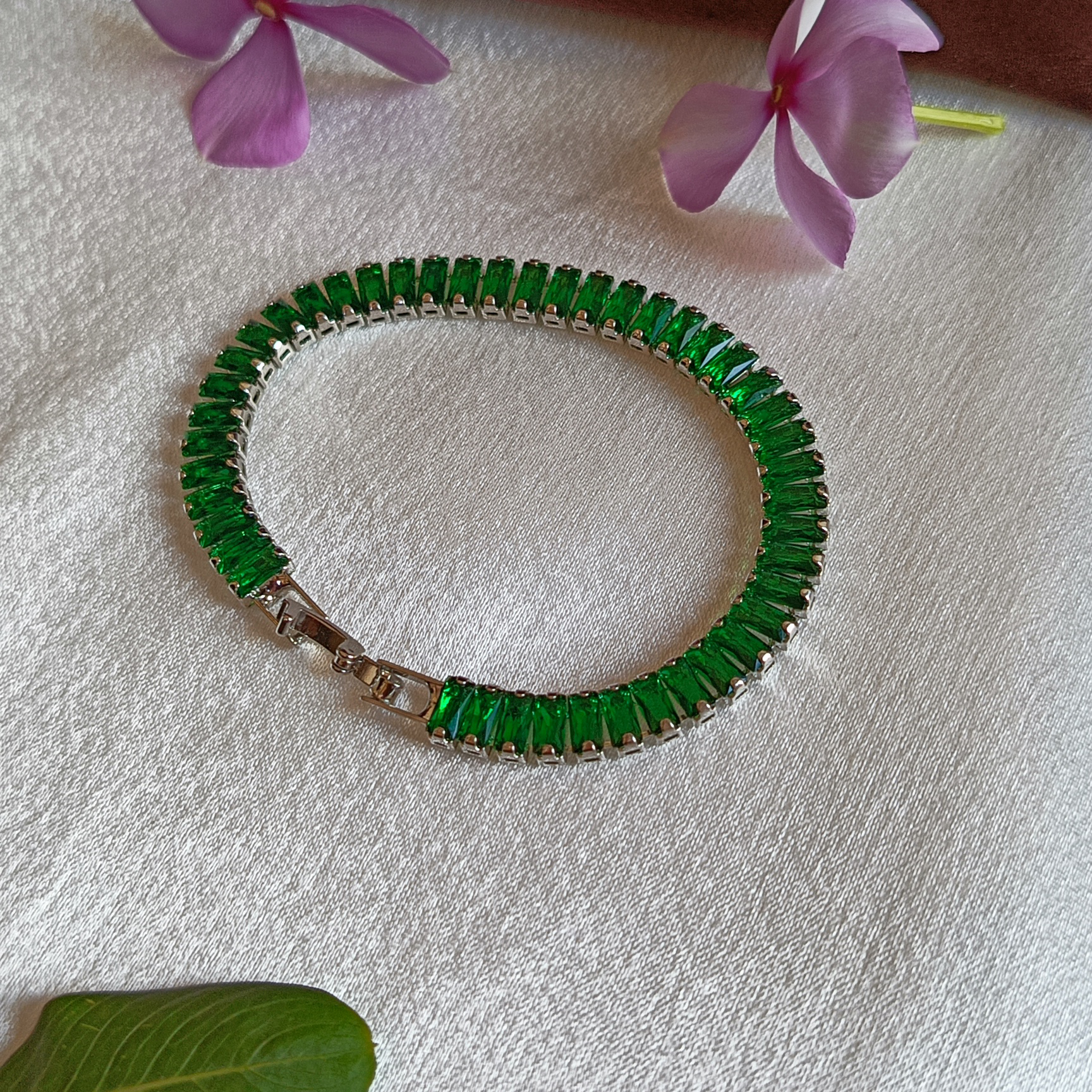 JJ Emerald Green Tennis Bracelet – Classic Luxe Design