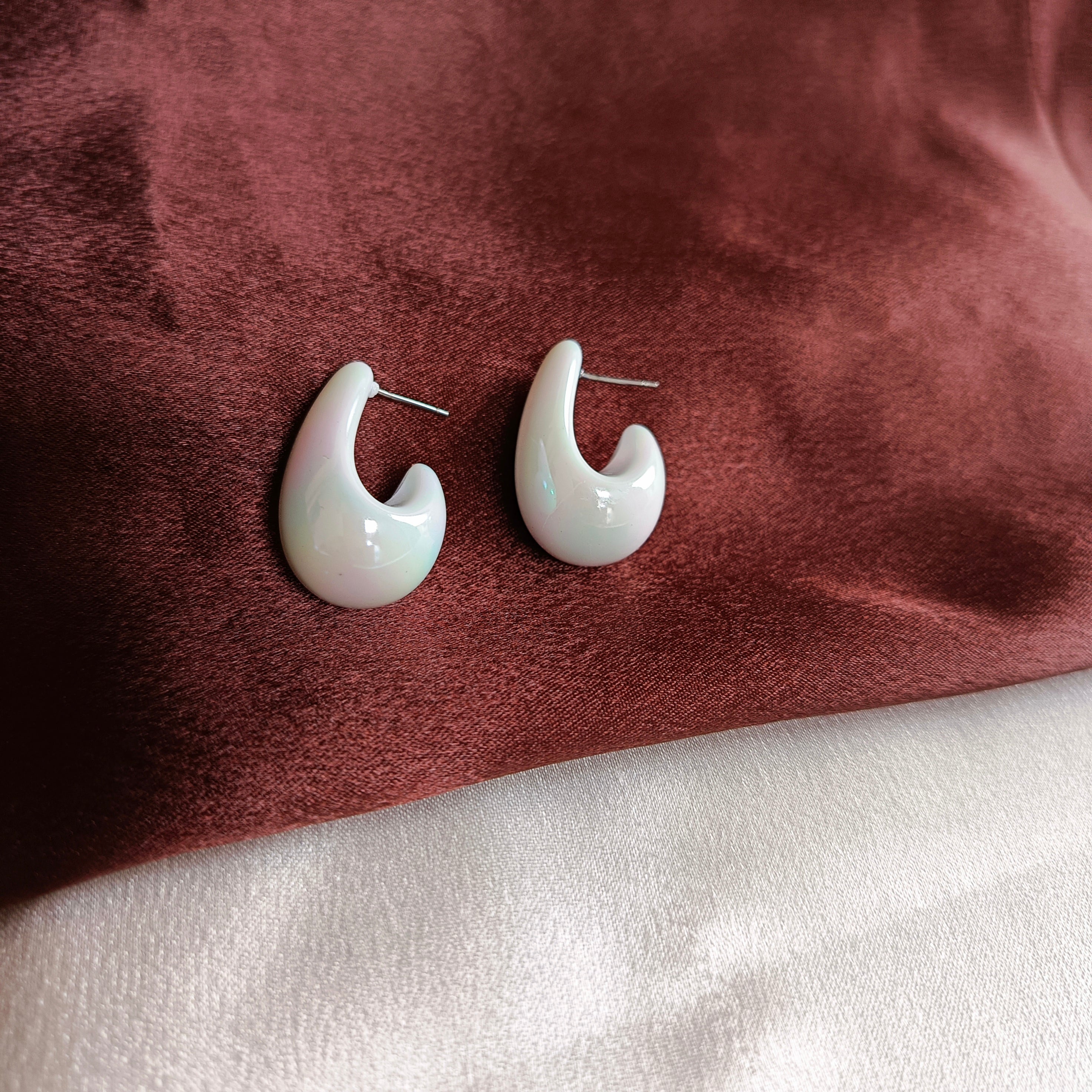 JJ White Resin Earrings – Modern Curve Design