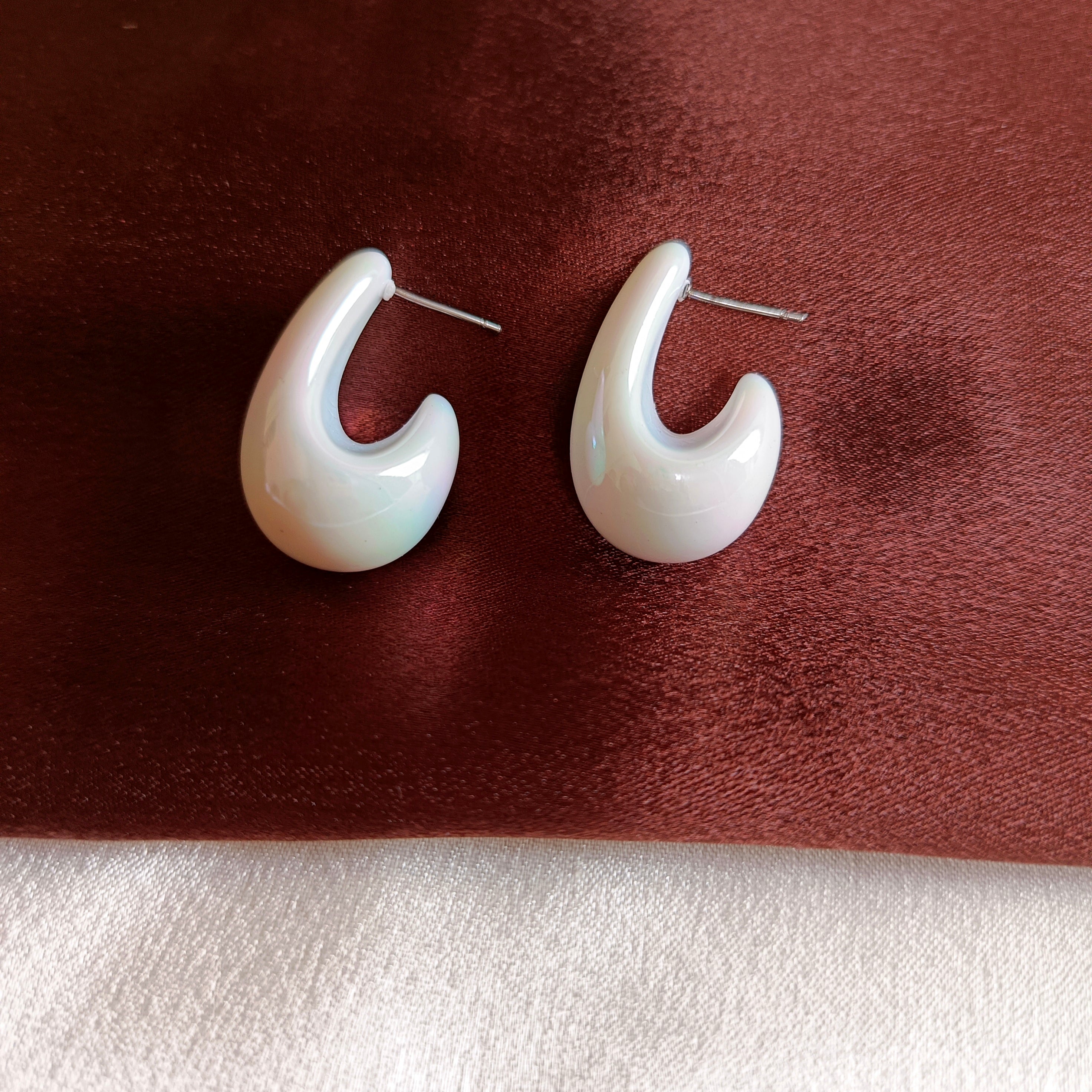 JJ White Resin Earrings – Modern Curve Design